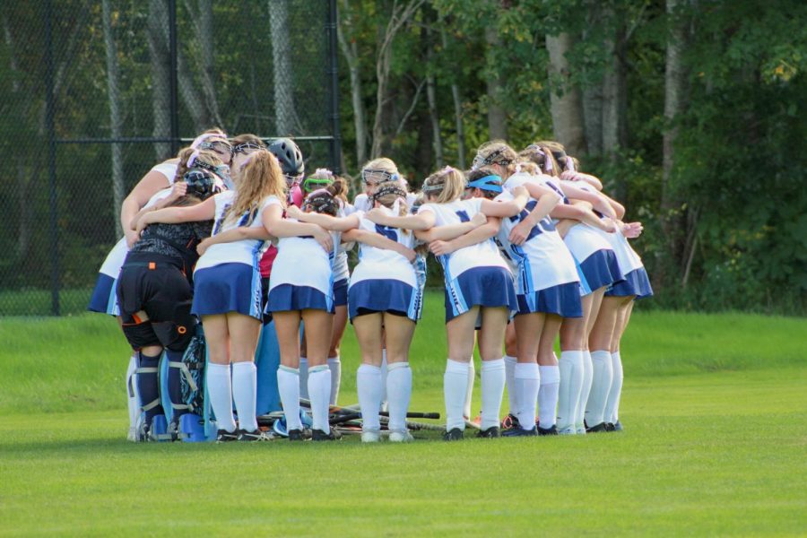 YHS Girls Field Hockey in a team huddle